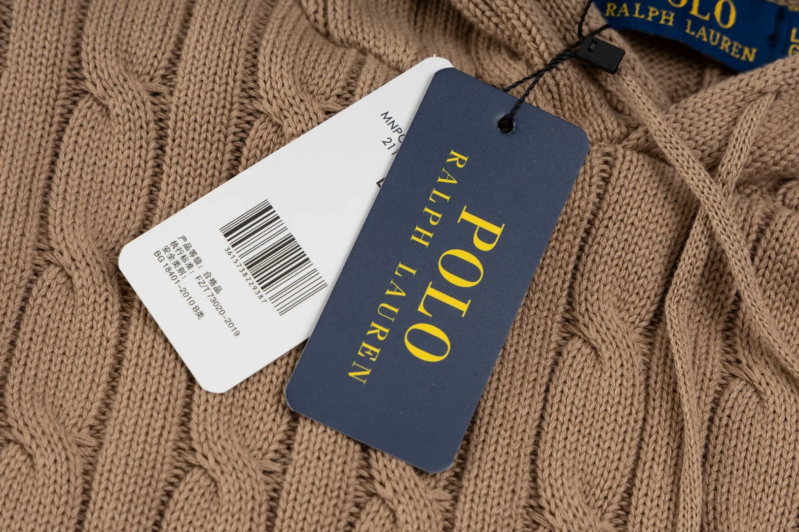 P236 #R84 RALPH LAUREN Six-color classic hooded twist pullover sweater with high-density LOGO embroidery on the chest and original custom-made tag accessories. Made of pure cotton yarn, pure cotton is skin-friendly and comfortable, small label war horse embroidered twist hooded sweater 🐎 high quality, follow the blogger to learn how to wear it! Let’s buy a Ralph Lauren cable sweater. It’s a super hard-to-find series after it became popular. It’s hard to find one on the official website. It’s simple and practical to wear, with a lazy and loose feel. The thickened fabric has more texture, feels soft and delicate, and has a loose fit. Whether worn alone or layered, you can wear different styles of fashion with just one piece!   Size: S M L